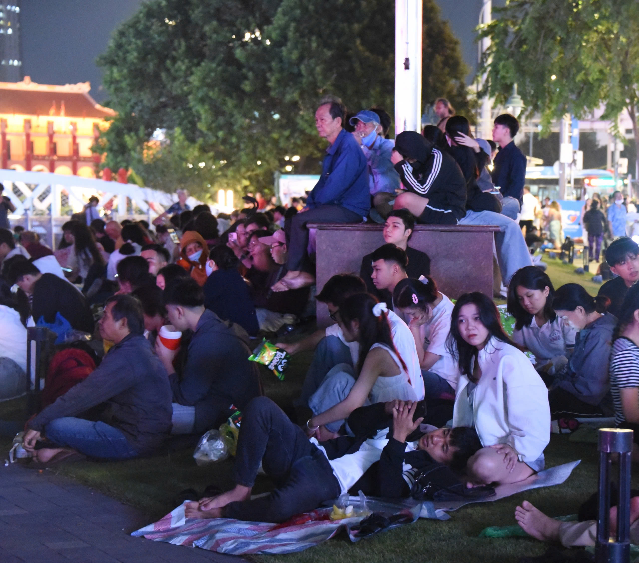 Rừng người cuồn cuộn đổ về khu vực trung tâm, xem pháo hoa rực rỡ đêm giao thừa - 9