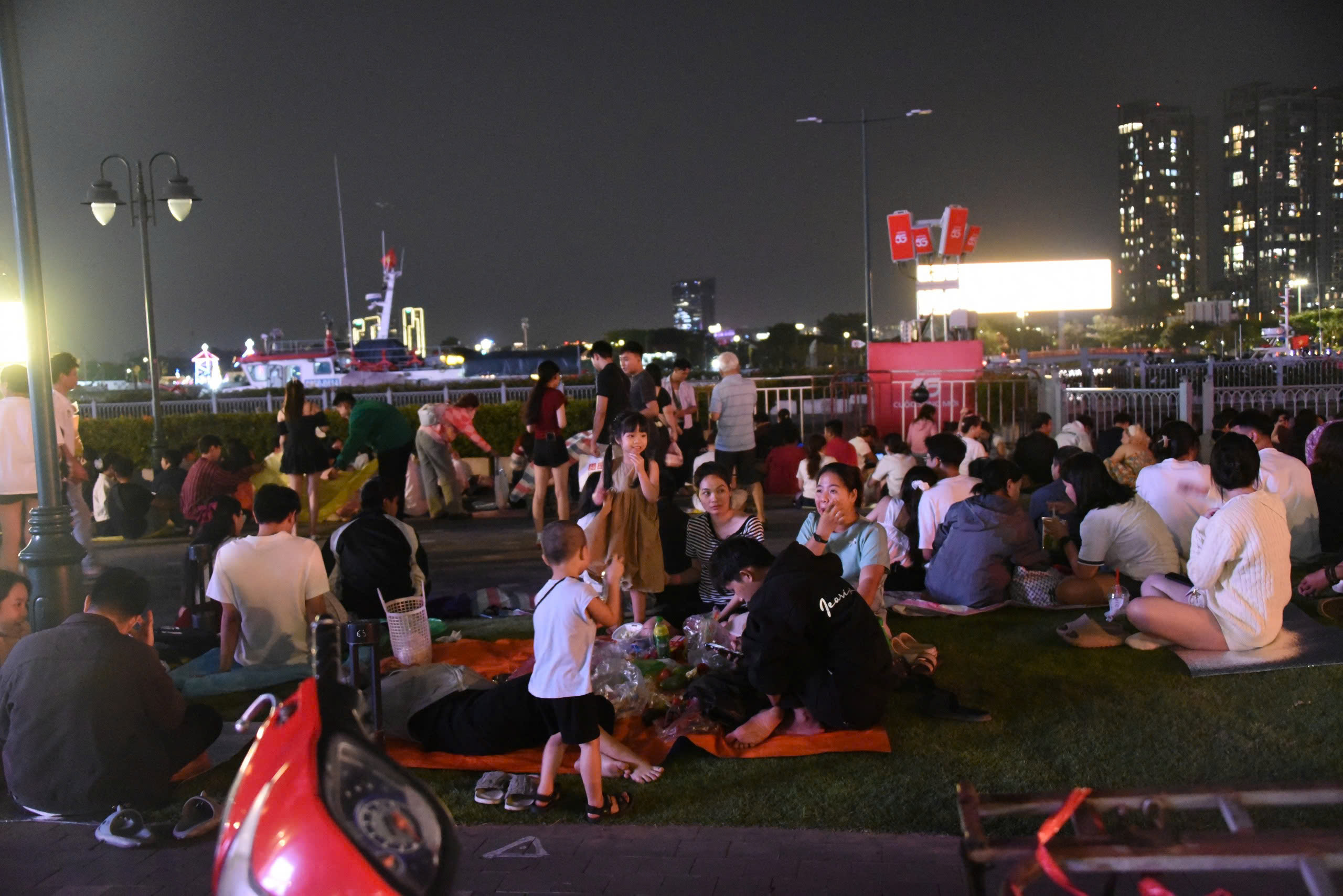 Rừng người cuồn cuộn đổ về khu vực trung tâm, xem pháo hoa rực rỡ đêm giao thừa - 10