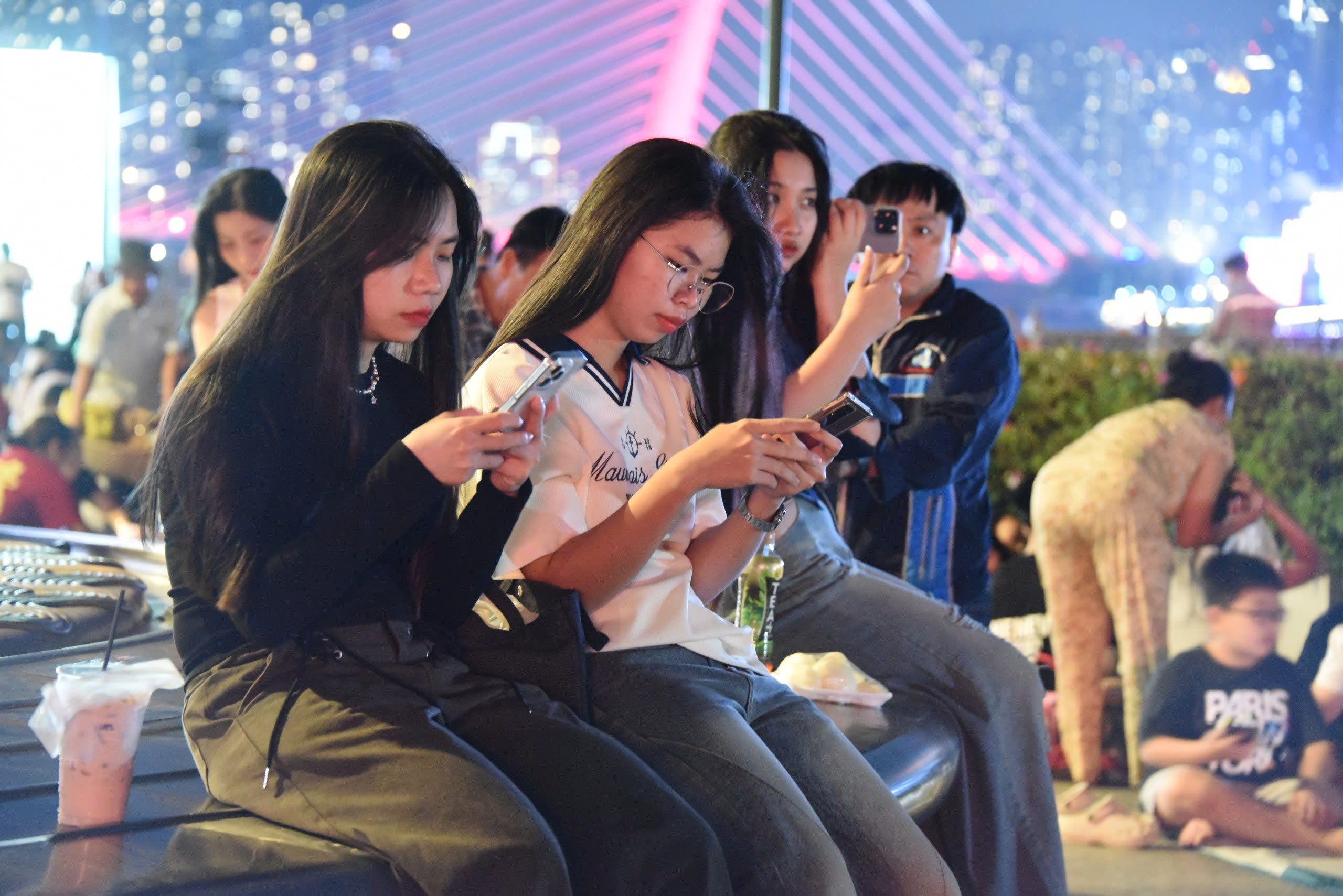 Rừng người cuồn cuộn đổ về khu vực trung tâm, xem pháo hoa rực rỡ đêm giao thừa - 11