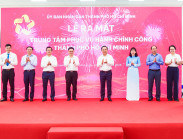 Chủ tịch UBND TP trải nghiệm Metro dự khánh thành Trung tâm hành chính công