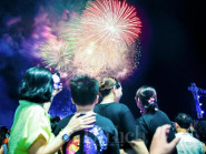 Sài Gòn rực rỡ phút giao thừa: Biển người hòa nhịp đếm ngược, pháo hoa ngũ sắc bừng sáng đón chào năm mới 2026