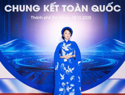 Hoa hậu Annie Nguyễn đằm thắm với áo dài trên thảm đỏ