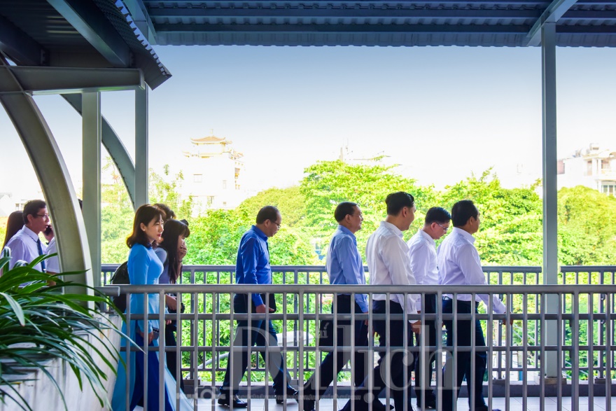 Chủ tịch UBND TP trải nghiệm Metro dự khánh thành Trung tâm hành chính công - 4