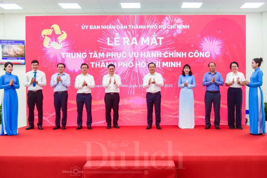 Chủ tịch UBND TP trải nghiệm Metro dự khánh thành Trung tâm hành chính công - 8