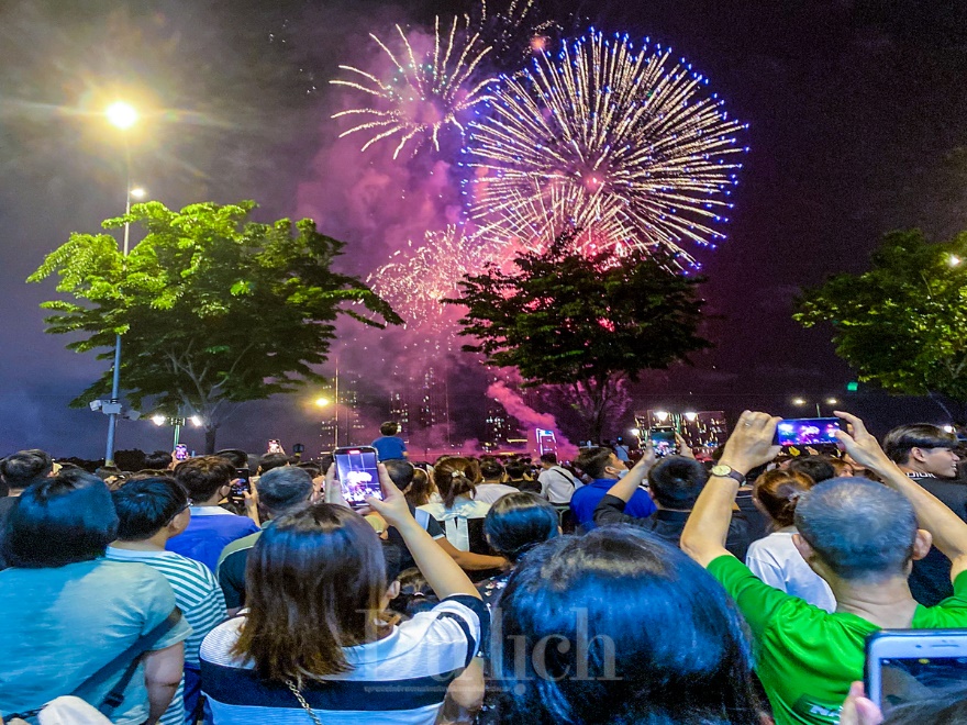 Điều tiết giao thông hơn 20 tuyến đường phục vụ dạ tiệc pháo hoa chào năm mới - 7